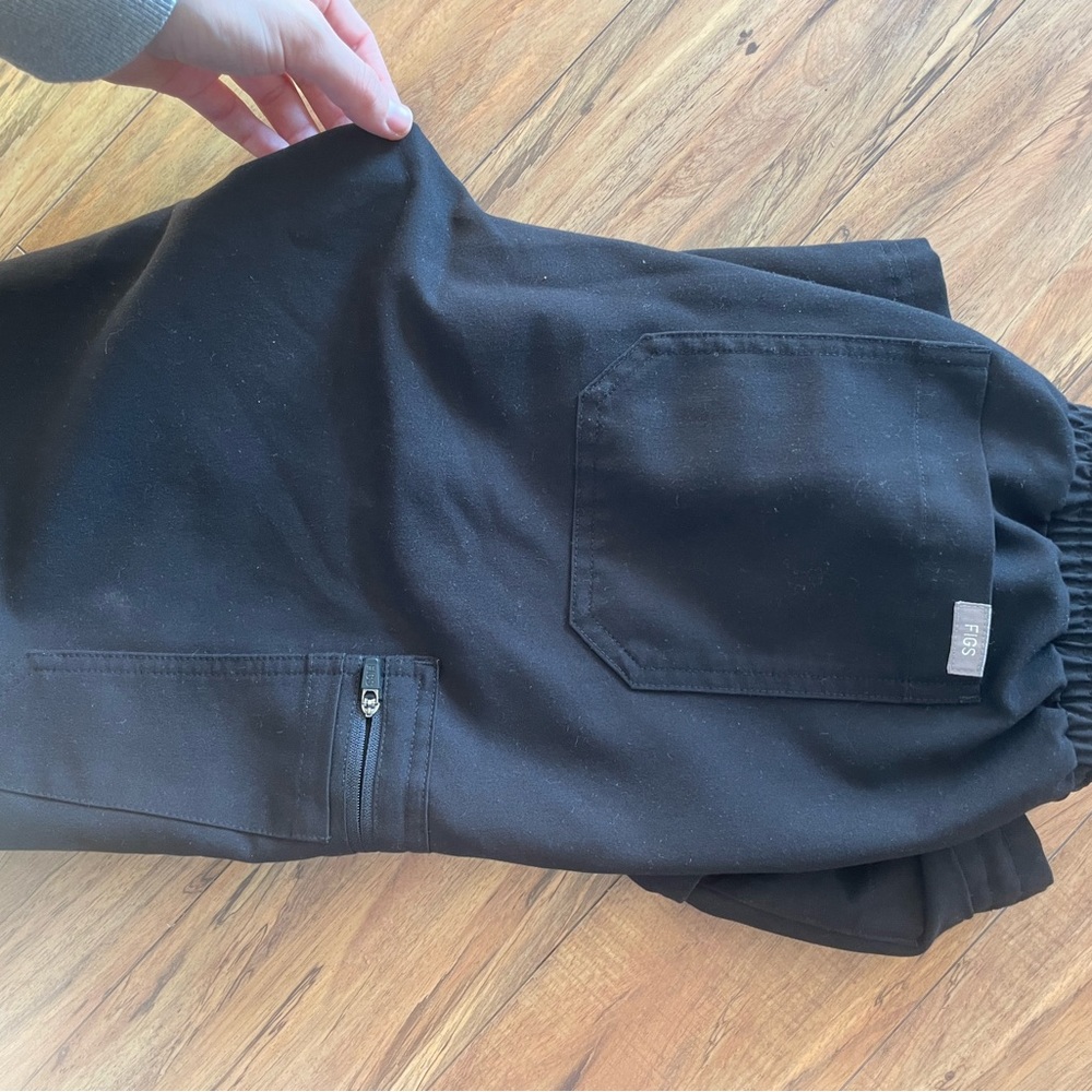Black M fig bottom